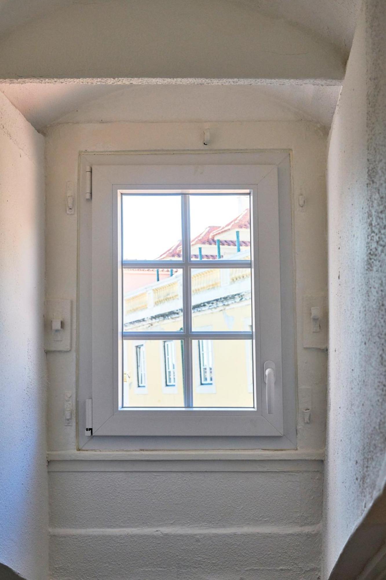 Idyllic Light-filled Alfama Apt, By Timecooler * Lissabon