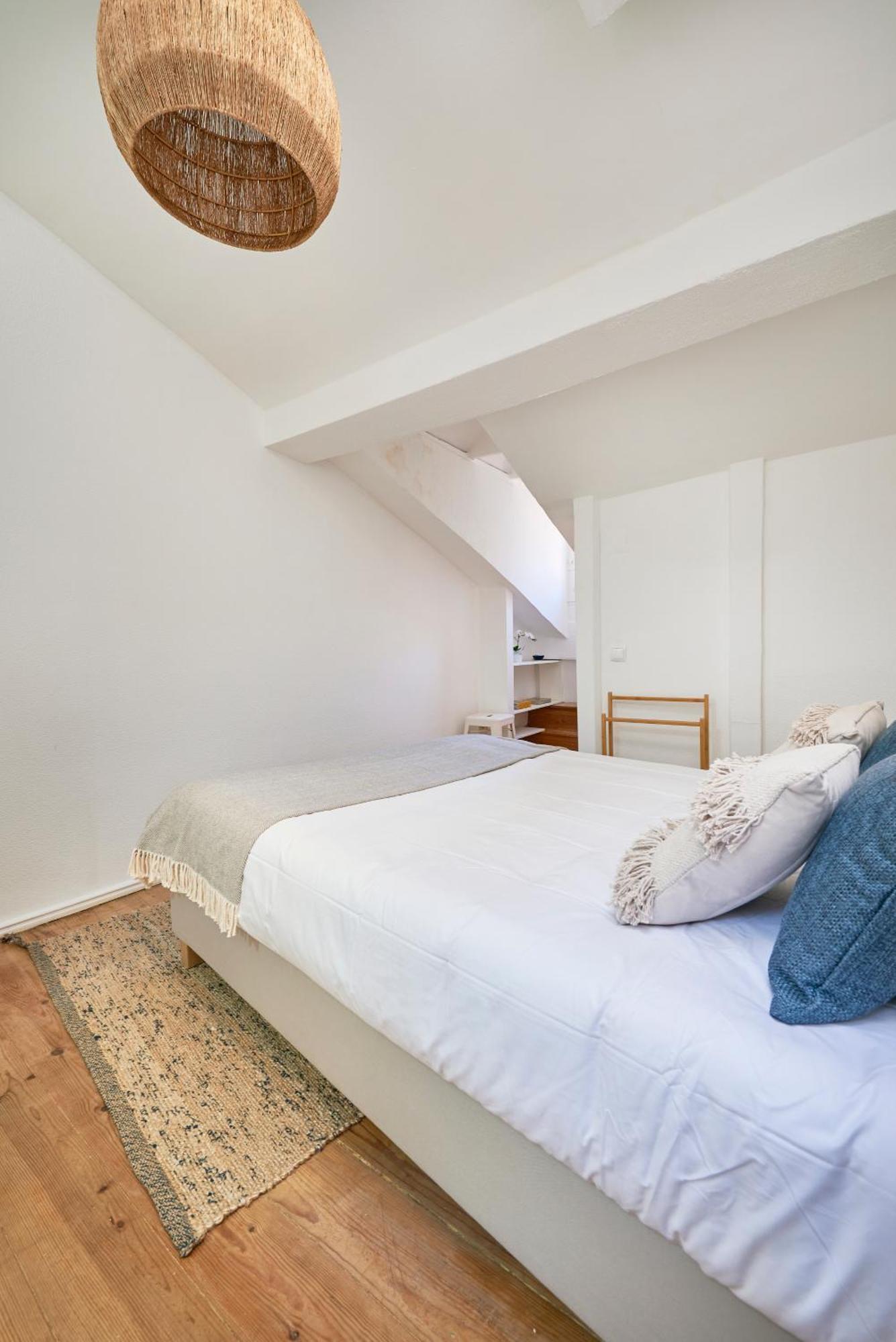 Idyllic Light-filled Alfama Apt, By Timecooler Lissabon